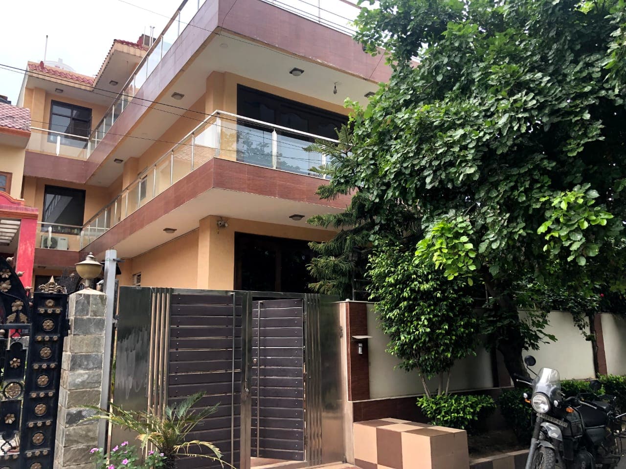 Corner Built-Up House For Sale In Sushant Lok 1 Gurgaon