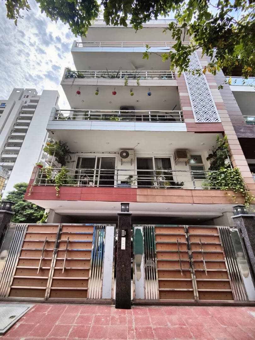 Ready to move Builder Foor for Sale in Sushant Lok 3 Gurgraon
